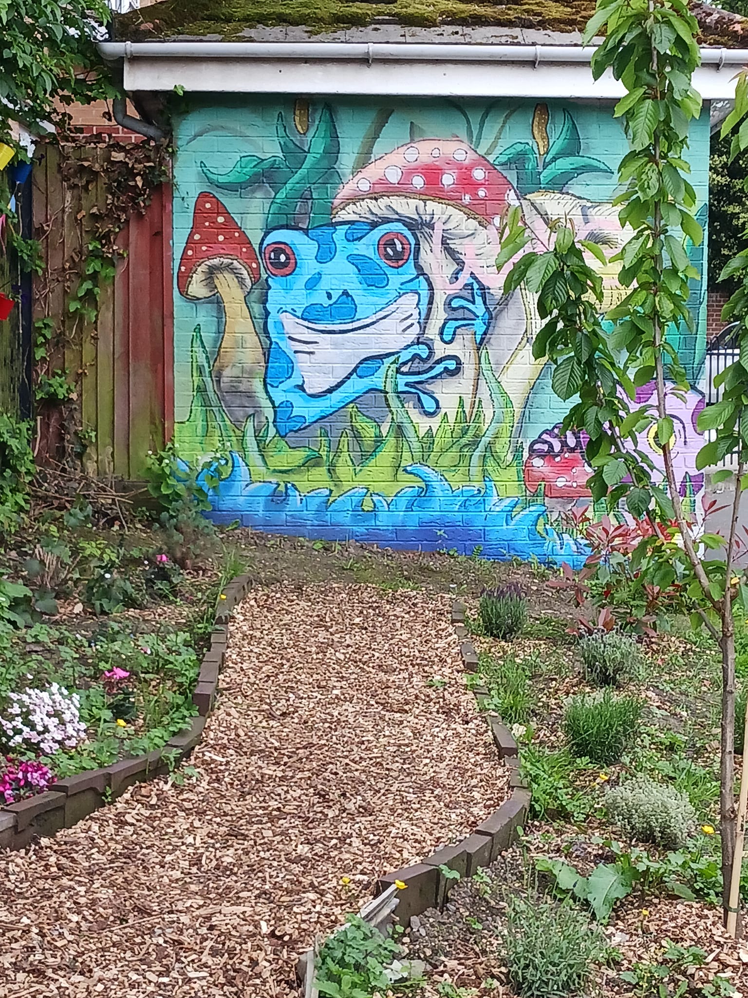 Pictuire of the mural with blue frog and mushroom